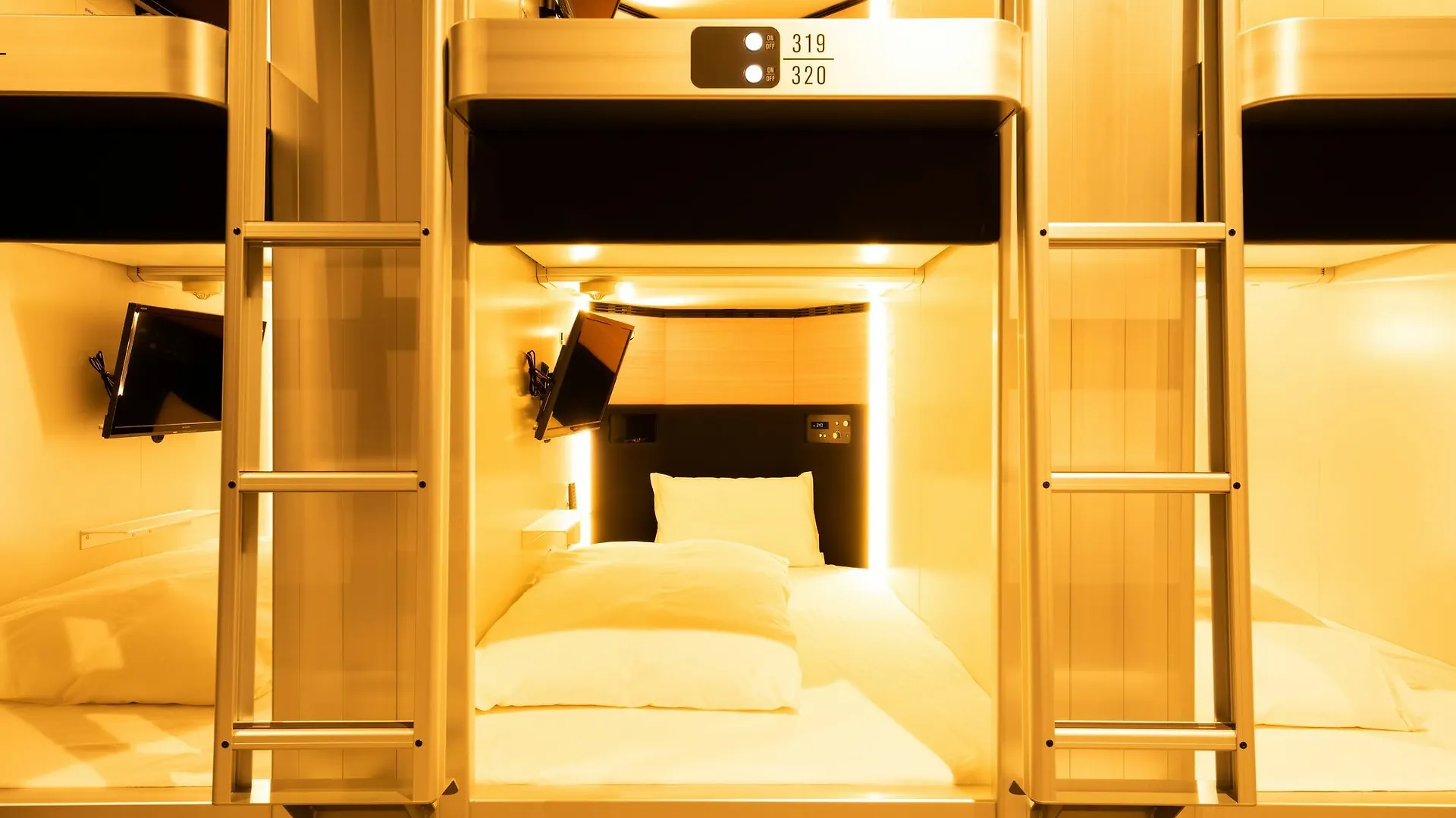 Capsule hotel Global Cabin Yokohama Chukagai