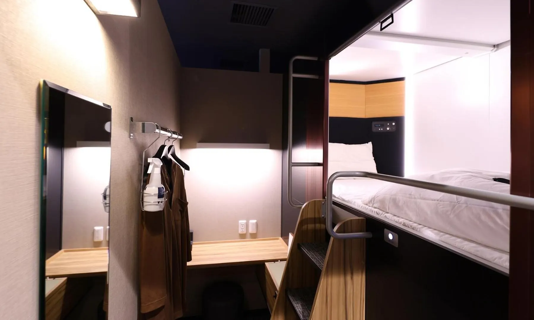 Global Cabin Yokohama Chukagai Capsule hotel
